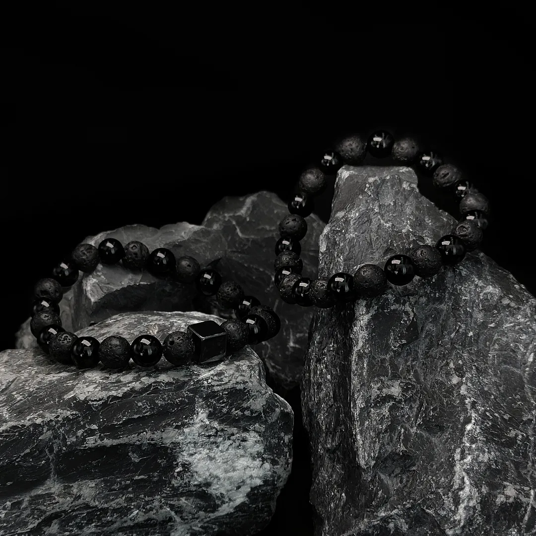 czarna męska bransoletka z kamieni z czarną koroną